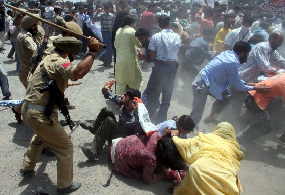 pic01-16-7-07-indian-police-personnel-beat-female-teachers-n-557x380