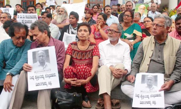 Jnanpith award winner Girish Karnad, along with writers K. Marulasiddappa , Gauri Lankesh and members of RHFI, protests against the murder of renowned Kannada researcher Dr M.M. Kalburgi, in Bengaluru on 30 Aug 2015.